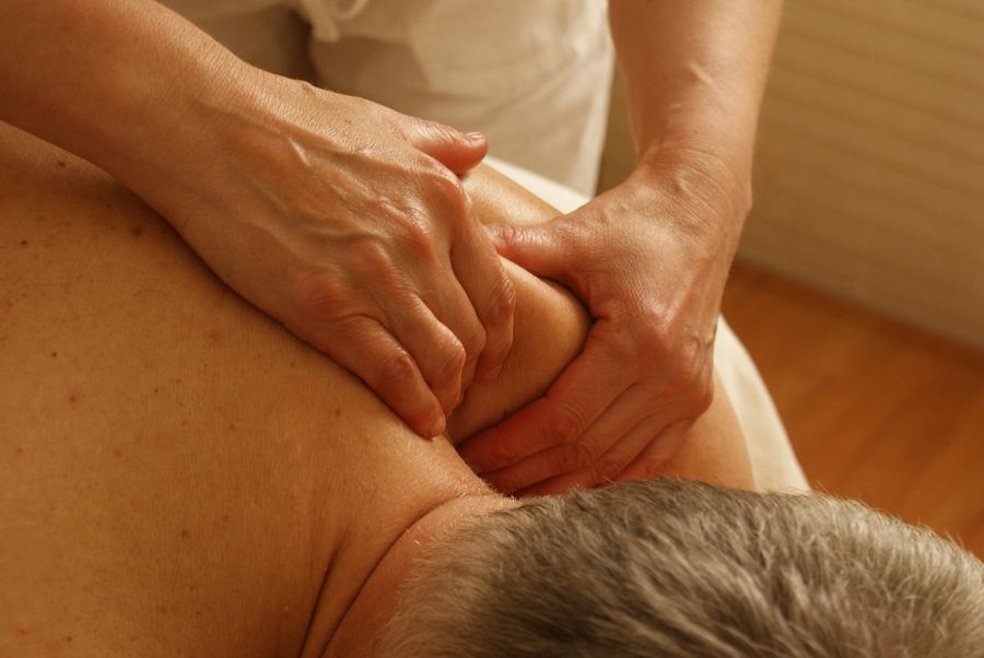 Fisioterapeuta trabajando con las manos sobre la espalda