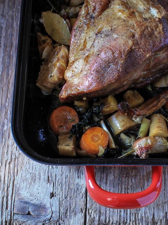 Asado de carne con verduras en bandeja
