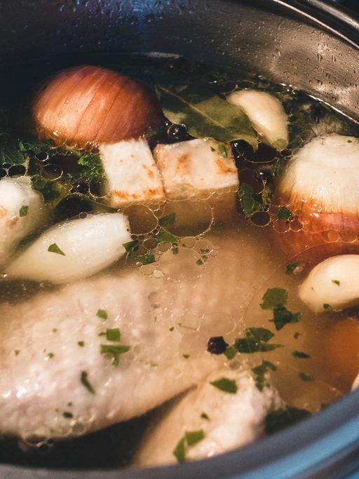 Puchero de guiso casero con verduras
