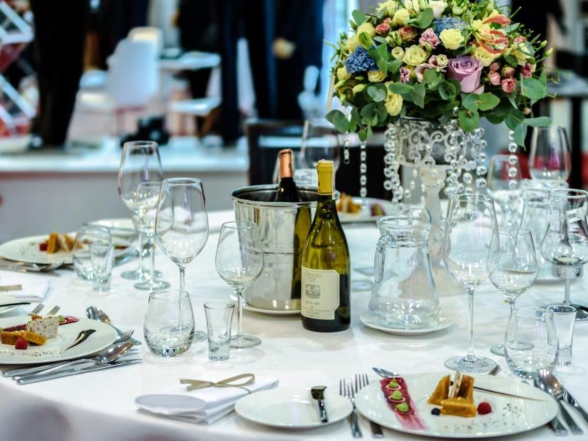 Mesa de restaurante preparada para una celebración