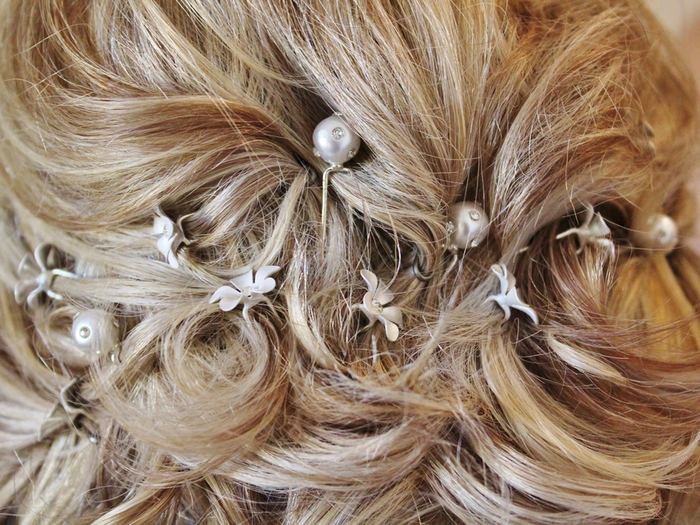 Melena rubia con ondas y horquillas decorativas