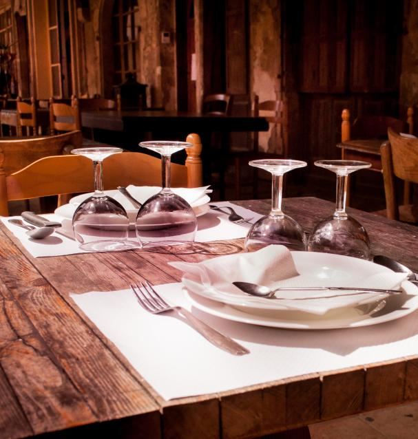 Mesa de madera preparada en una taberna