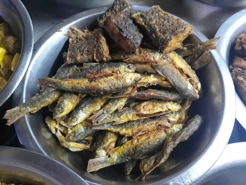 Pescado frito servido en un plato