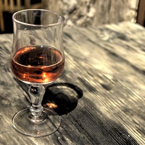 Copa de vino sobre una mesa de madera
